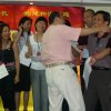 周弘老师在家庭和谐研修班给学员发毕业证书