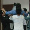 学员们把杨屹峰教练高高抬起