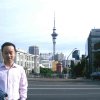 陈柏林老师在奥克兰（后为标志性建筑天空塔）