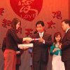 与马崇仁总领事一起为捐助中国贫困儿童的企业代表发奖