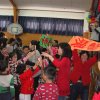 大型亲子活动上快乐的父母和孩子们