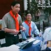 杨屹峰先生与中国侨联人员一起为贫困儿童发放捐款