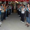 课后，满心充满感激的老师们在餐厅外排成长龙迎请教练团